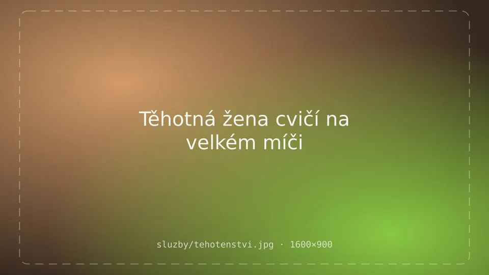 Těhotná žena cvičí na velkém míči